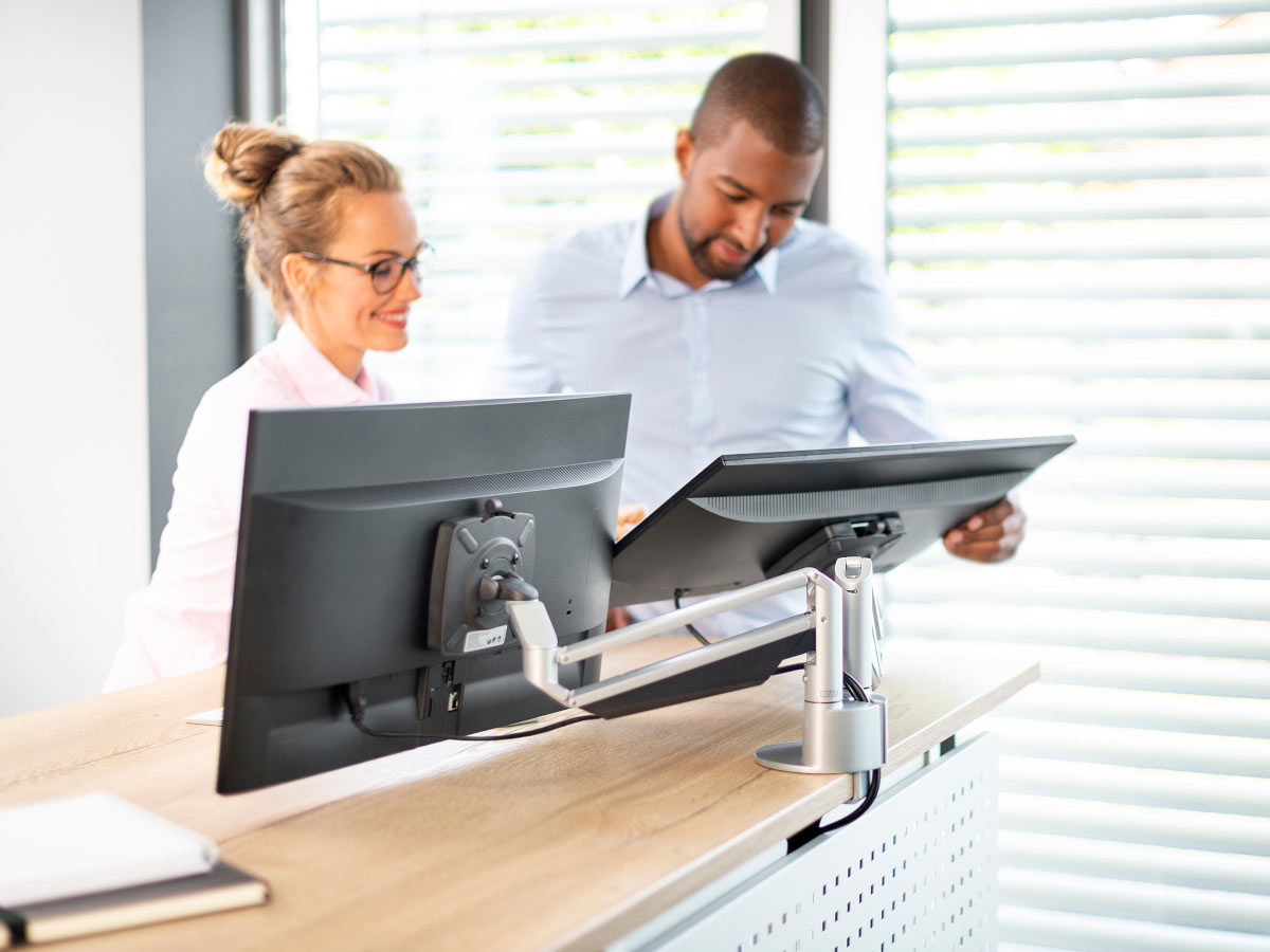 Novus Clu Duo Monitorhalterung mit Tischbefestigung, silber/anthrazit (990+4019+000) Anwendungsbeispiel Novus Clu Duo Monitorhalterung mit Tischbefestigung, silber/anthrazit (990+4019+000) Anwendungsbeispiel