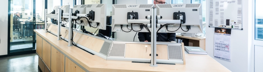 Monitorhalterung mit Säule und Borhlochbefestigung, Anwendungsbeispiel