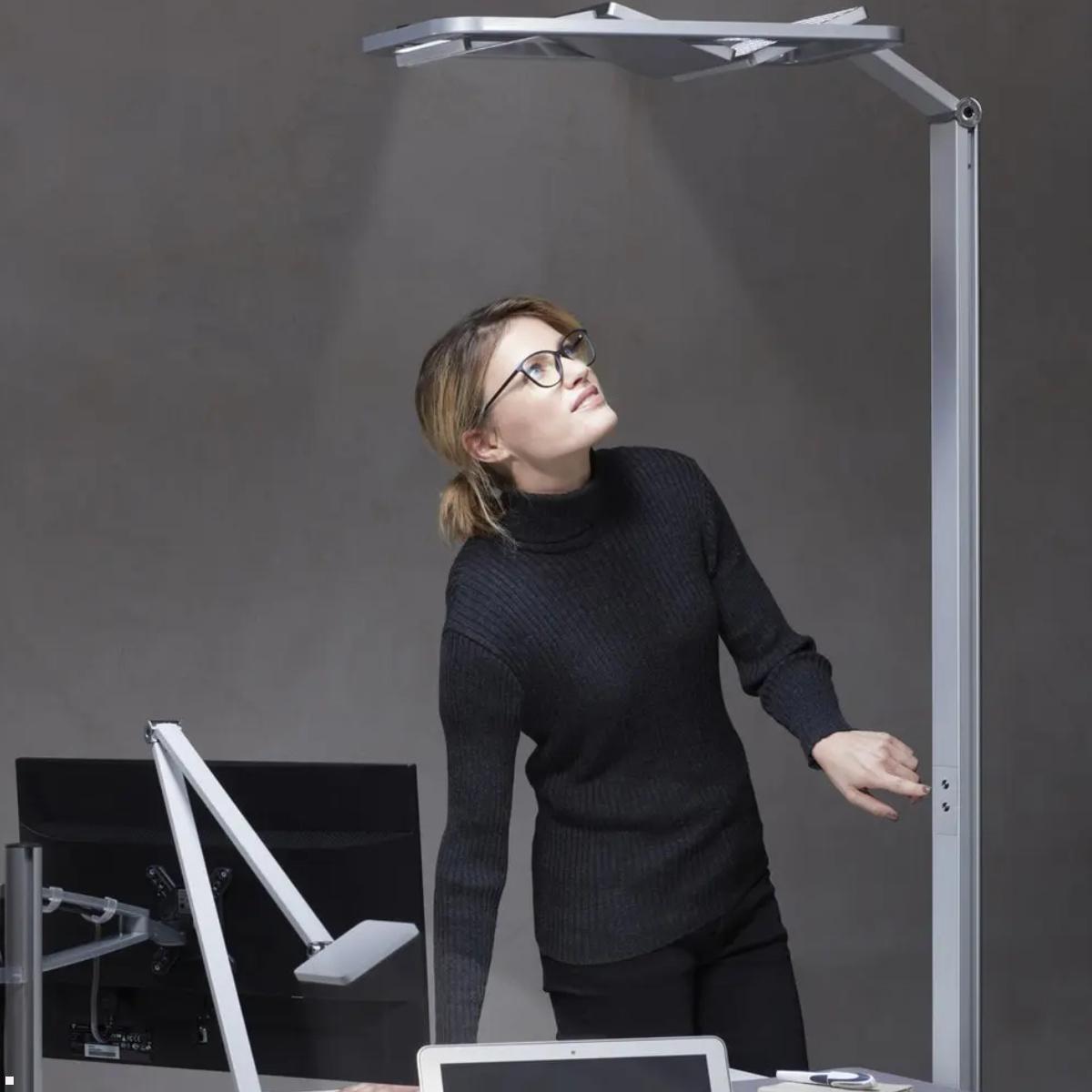 Novus Attenzia space active HCL BT LED Stehleuchte, silber (740+6199+001) dimmbar Novus Attenzia space active HCL BT LED Stehleuchte, silber (740+6199+001) dimmbar