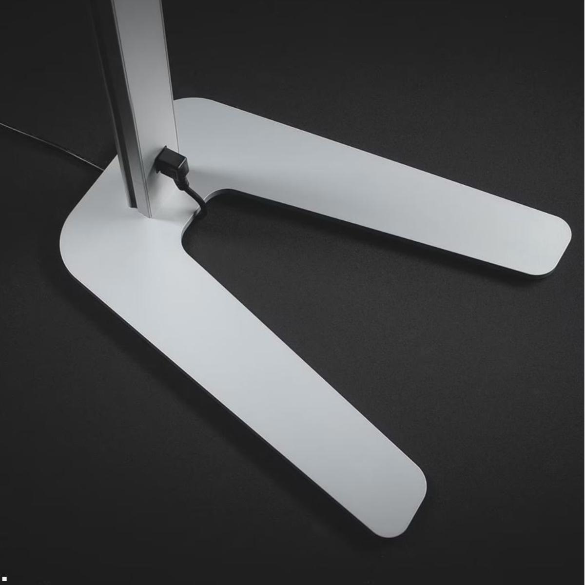 Novus Attenzia space active HCL BT LED Stehleuchte, silber (740+6199+001) Detail Fuß Novus Attenzia space active HCL BT LED Stehleuchte, silber (740+6199+001) Detail Fuß