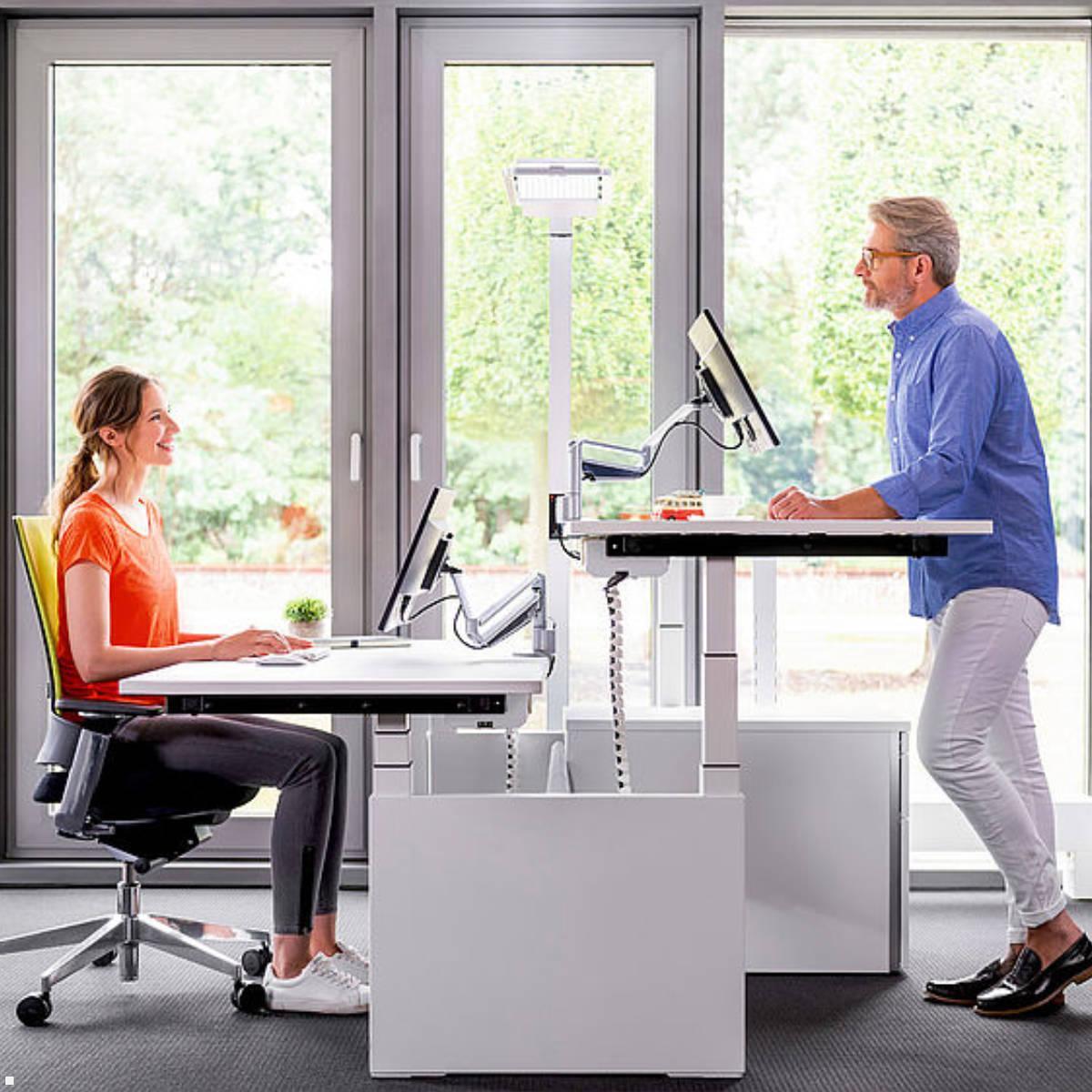 Novus Clu Duo XL C Monitorhalterung für 2 Monitore (990+4018+001), schwarz, Anwendungsbeispiel Novus Clu Duo XL C Monitorhalterung für 2 Monitore (990+4018+001), schwarz, Anwendungsbeispiel